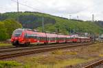 
Zwei gekoppelte 4-teilige Bombardier Talent 2 ( 442 263/763 und ein weiterer) der DB Regio NRW fahren am 17.05.2015, als RE 9 (rsx - Rhein-Sieg-Express) Siegen - Köln - Aachen, von Betzdorf/Sieg weiter in Richtung Köln.
