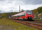 
Der 5-teilige Bombardier Talent 2 - 442 302 / 442 802 der DB Regio NRW fährt am 24.04.2016, als RE 9 - Rhein Sieg Express (RSX) Aachen - Köln - Siegen, von Brachbach/Sieg weiter in Richtung Siegen. 