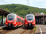 
Geballte Hamster-Macht ....
Gleich 2 mal zwei gekuppelte vierteilige Bombardier Talent 2 der DB Regio NRW als RE 9 (rsx - Rhein-Sieg-Express)  am 10.06.2016 im Bahnhof Betzdorf (Sieg), links auf Gleis 106 der RE 9 (Siegen - Köln - Aachen) und rechts der RE 9 nach Siegen.