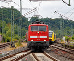   Whrend links die 111 111-1 (91 80 6111 111-1 D-DB) der DB Regio NRW mit dem RE 9 - Rhein-Sieg-Express (Aachen – Kln - Siegen) am 23.07.2016 auf Gleis 105 in den Bahnhof Betzdorf (Sieg)
