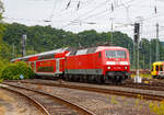 
Die 120 206-8 (ex 120 117-7) der DB Regio NRW mit 6 DoSto´s als RE 9 - Rhein Sieg Express (RSX) Aachen - Köln - Siegen erreicht am 16.07.2016 bald den Bahnhofes Betzdorf/Sieg.

Die Lok wurde 1987 bei Krupp unter der Fabriknummer 5572 gebaut, die elektrische Ausrüstung ist von AEG, und als 120 117-7 an die DB geliefert. 2010 erfolgte der Umbau mit einem Nahverkehrspaket (Zugzielanzeiger, Zugabfertigungssystem, Server u. a.) in die heutige 91 80 6120 206-8 D-DB.

Der große Vorteil der BR 120.2 liegt in den erhöhten fahrdynamischen Werten, dadurch kann ein Zug hier auf der Siegstrecke mit sechs Doppelstockwagen gebildet werden, statt wie mit einer 111er mit fünf Doppelstockwagen.