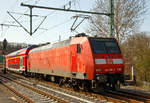 re-9-rhein-sieg-express/607617/seit-maerz-2018-haben-die-146er Seit März 2018  haben die 146er auf der Siegstrecke Einzug gehalten.....
Die 146 006-2 (91 80 6146 006-2 D-DB) der DB Regio NRW hat als Schublok am 08.04.2018 mit dem RE 9 (rsx - Rhein-Sieg-Express) Siegen - Köln – Aachen den Bahnhof Betzdorf/Sieg erreicht. 

Die TRAXX P160 AC1 wurde 2001 von ABB Daimler-Benz Transportation GmbH in Kassel unter der Fabriknummer 33813 gebaut.

Zwischenzeitlich war DB Regio zu der Erkenntnis gelangt, dass man im Nahverkehr trotz aller Umstellungsbemühungen auf Triebwagen moderne, schnelllaufende Elektrolokomotiven für den Einsatz vor Doppelstockzügen bis 160 km/h benötigte. Die Lokomotiven 145 018 und 019 wurden daher Ende 1999 mit einem Nahverkehrspaket, bestehend aus Zugzielanzeigern im linken Frontfenster und zeitmultiplexer Wendezugsteuerung, ausgerüstet und an DB Regio in Ludwigshafen am Rhein vermietet. Da sie sich in diesen Diensten bewährten, wurden aus Anlass der Expo 2000 die 145 031–050 ebenfalls nahverkehrstauglich gemacht und während der Weltausstellung im Raum Hannover eingesetzt. Diese Nahverkehrs-145er durften mit Ausnahmegenehmigungen 160 km/h fahren. Anschließend kamen sie in Nordrhein-Westfalen zum Einsatz, bis sie durch die Baureihe 146.0 ersetzt wurden.

Diese umgerüsteten 145er konnten trotzdem nur ein Provisorium sein, daher gab DB Regio beim Hersteller Bombardier eine spezielle Variante der Baureihe 145 für den Nahverkehr in Auftrag, die als Baureihe 146 eingereiht wurde. Wesentlichste Unterschiede zur 145 sind der für 160 km/h zugelassene, abgefederte Hohlwellenantrieb anstelle des Tatzlagerantriebes und der Zugzielanzeiger oberhalb der Frontfenster über deren gesamte Breite. Die Beschaffung der ersten Serie erfolgte mit finanzieller Unterstützung der späteren Einsatzländer Rheinland-Pfalz bzw. Nordrhein-Westfalen.

In den Jahren 2001 bis 2002 wurden insgesamt 31 Lokomotiven an DB Regio geliefert. Die ersten sieben Fahrzeuge (146 001–007) wurden dabei dem Bh Ludwigshafen (Rhein), die übrigen 24 (146 008–031) zunächst dem Bh Dortmund zugeordnet. 

TECHNISCHE DATEN:
Hersteller: ADtranz, Bombardier
Spurweite: 1.435 mm (Normalspur)
Achsanordnung: Bo`Bo`
Länge über Puffer: 18.900 mm
Drehzapfenabstand:  10.400 mm
Achsabstand im Drehgestell: 2.600 mm
Dienstgewicht: 82 t 
Radsatzlast: 20,5 t
Max. Leistung:  5.400 kW
Dauerleistung:  4.200 kW (5.700 PS)
Anfahrzugkraft: 300 kN
Dauerzugkraft: 265 kN
max. elektrische Bremskraft: 150 kN
Höchstgeschwindigkeit: 160 km/h
Antrieb: Hohlwellenantrieb
elektr. Antrieb: Drehstrom- Asynchron
Bauart der Bremsen: KE-GPR-E mZ (D) (ep)
Fahrdrahtspannung: 15 kV 16,7 Hz (technisch auch 25 kV 50 Hz möglich, aber nicht bestellt)
