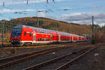 Der RE 9 (Rhein-Sieg-Express) Siegen-Köln-Aachen, ist am 25.11.2012 von Betzdorf/Sieg Steuerwagen voraus in Richtung Köln losgefahren. Die Schublok ist die 111 160-8.