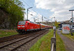 Die 146 005-4 (91 80 6146 005-4 D-DB) der DB Regio NRW rauscht am 22.04.2022, mit dem RE 9 (rsx - Rhein-Sieg-Express) Aachen - Köln - Siegen, durch den Bahnhof Scheuerfeld (Sieg), nächster Halt ist bald Betzdorf (Sieg).

Die TRAXX P160 AC1 wurde 2001 von ABB Daimler-Benz Transportation GmbH in Kassel unter der Fabriknummer 33812 gebaut.