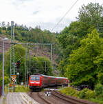 Die 146 002 (91 80 6146 002-1 D-DB) der DB Regio NRW erreicht am 30.05.2022, mit dem RE 9 (rsx - Rhein-Sieg-Express) Aachen - Köln - Siegen, den Bahnhof Kirchen (Sieg).