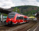 re-9-rhein-sieg-express/776923/zwei-gekuppelte-bombardier-talent-2-der Zwei gekuppelte Bombardier Talent 2 der DB Regio NRW erreichen am 04.06.2022, als RE 9 rsx - Rhein-Sieg-Express (Siegen - Köln - Aachen), den Bahnhof Betzdorf (Sieg).