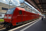 Die 146 006-2 (91 80 6146 006-2 D-DB) der DB Regio NRW steht mit dem RE 9 - Rhein Sieg Express (RSX) Siegen - Kln – Aachen, bestehend aus 6 Doppelstockwagen, am 04.06.2022 (15:08 Uhr) im