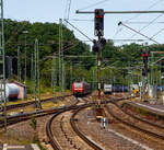 Bahnchaos in Betzdorf (Sieg)....
Noch pünktlich erreicht die 146 005-4 (91 80 6146 005-4 D-DB) der DB Regio NRW erreicht am 17.06.2022, mit dem RE 9 (rsx - Rhein-Sieg-Express) Aachen - Köln – Siegen, den Bahnhof Betzdorf (Sieg), aber ab hier ist es mit der Pünktlichkeit vorbei, denn in Kirchen (Sieg) ist ein Güterzug liegengeblieben. 

Rechts im Rbf steht die an die RTB CARGO GmbH vermietete 185 680-6 (91 80 6185 680-6 D-Rpool) der Railpool GmbH mit einem KLV-Zug, auch die wird nicht so bleiben, denn die TRAXX F140 AC2 bekommt die Aufgabe zugewiesen den liegengeblieben Güterzug abzuschleppen. Aber dies geschah in Richtung Siegen, da ich beide nach 2 Stunden noch nicht zu sehen bekam.  