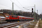 Die 111 093-1 (91 80 6111 093-1 D-DB) der DB Regio NRW erreicht am kalten 18.12.2022 (4. Advent), mit dem RE 9 (rsx - Rhein-Sieg-Express)  Aachen - Köln - Siegen, den Bahnhof Betzdorf/Sieg.

Die Lok wurde 1978 von Krupp unter der Fabriknummer 5430 gebaut, der elektrische Teil wurde von AEG unter der Fabriknummer 8972 geliefert. 
