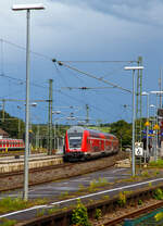 kbs-460-siegstrecke/823299/die-bahnstrecke-siegstrecke-zwischen-au-sieg Die Bahnstrecke (Siegstrecke) zwischen Au (Sieg) und Wissen (Sieg) ist bis auf weiteres unterbrochen. In Höhe Etzbach wurden Schäden am Bahndamm festgestellt, auf einer Länge von rund 30 Metern gibt es eine Gleisabsenkung und so sind die Gleise an dieser Stelle bis auf weiteres nicht befahrbar. So ist von Köln bzw. von Altenkirchen (Westerwald) kommend für die Züge in Au (Sieg) Schluss. 

Hier steht am 27.08.2023 der RE 9 rsx - Rhein-Sieg-Express im Bahnhof Au (Sieg) zur Abfahrt via Köln Hbf nach Aachen Hbf zur Abfahrt bereit.

