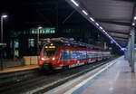 Der fünfteilige Bombardier Talent 2 der DB Regio NRW verlässt, am Abend (23:15Uhr) des 16 Mai 2022, als RE 9 - Rhein Sieg Express (RSX) Siegen - Köln – Aachen, den Bahnhof