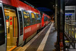 re-9-rhein-sieg-express/899746/aachen-hauptbahnhof-am-abend-1900-uhr Aachen Hauptbahnhof am Abend (19:00 Uhr) des 21 Oktober 2025, stehen auf Gleis 3 bereits zwei Bombardier der DB Regio NRW, als RE 9 - Rhein Sieg Express (RSX) „Aachen - Köln – Siegen, zur Abfahrt bereit.