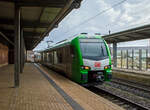 re-34-iserlohn-siegen-dillenburg/797875/der-fuer-die-db-regio-ag Der für die DB Regio AG – NRW fahrende dreiteilige Stadler FLIRT 3 XL 3427 014 (94 80 3427 014-0 D-STAP / 94 80 3827 014-6 D-STAP / 94 80 3427 514-9 D-STAP) der ZV VRR Eigenbetrieb Fahrzeuge und Infrastruktur, erreicht am 15.12.2022, als RE 34 „Dortmund-Siegerland-Express“ (Siegen - Letmathe - Dortmund), den Bahnhof Kreuztal