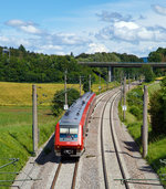 
Zwei gekuppelte Dieseltriebzüge mit Neigetechnik DB VT 611 043 / 543 und 611 536 / 036 fahren am 17.06.2016, als IRE 3048 (Singen - Schaffhausen - Basel Bad Bf), durch den Hp Bietingen in Richtung Schaffhausen.

Die DB-Baureihe 611 sind zweiteilige Neigetechnik-Triebzüge für den schnellen Schienenpersonennahverkehr. Die Fahrzeuge sind die weiter- und teilweise neuentwickelten Nachfolger der Baureihe 610. Im Unterschied zu diesen wurden die Triebzüge nicht mit der hydraulischen Fiat-Neigetechnik, sondern aus wirtschaftspolitischen Gründen mit aus der deutschen Militärtechnik abgeleiteter elektrischer Neigetechnik (Neicontrol-e) ausgestattet.

Das Neigetechnik-System von Adtranz (heute Bombardier) baut auf einem System auf, das beim Leopard-Panzer dazu dient auch bei schneller Fahrt über Geländeunebenheiten gezielt schießen zu können. Dazu wird das Rohr der Hauptwaffe durch eine Art Neigetechnik in der waagerechten gehalten.

Natürlich hat das endgültige Neigesystem nicht mehr viel mit dem des Panzers gemeinsam. Die Neigung erfolgt aber nicht, wie bei FIAT, mit Hilfe einer Hydraulik sondern stattdessen elektrisch mit Hilfe von Servomotoren. Bei diesem System beträgt der mögliche Neigewinkel ebenfalls 8°.

Die Elektromotoren treiben eine Gewindespindel an, dadurch wird die Drehbewegung des Motors in eine Linearbewegung umgewandelt. Der an einer Wippe gelagerte Wagenkasten kann durch diese Bewegung in beide Richtungen geneigt werden, ohne Neigung befindet sich die Spindel genau in der Mittelposition. Für ein Drehgestell wird jeweils nur ein Motor benötigt.

Vorteil der Technik ist, dass sie wesentlich weniger Platz und Energie verbraucht als eine hydraulische Variante. Deshalb konnte sie im Gegensatz zu den frühen Pendolino-Varianten komplett unterflur untergebracht werden.
