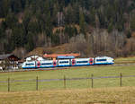 bayern/534637/der-integral-s5d95---vt-117 
Der Integral S5D95 - VT 117 ' Warngau'  (95 80 0609 117-6 D-BOBY) der Bayerische Oberlandbahn GmbH (BOB) erreicht am 28.12.2016 bald die Station Bayrischzell-Osterhofen (Oberbay).
Der Integral wurde 1998 von der Integral Verkehrstechnik AG in Jenbach (Tirol) unter der Fabriknummer J3155-17 für die BOB gebaut.

Der Integral S5D95 ist ein Nahverkehrszug, der Hersteller Integral Verkehrstechnik AG in Jenbach (Österreich),  bot ursprünglich eine Produktpalette bestehend aus Triebwagen in verschiedenen Längen und mit verschiedenen Antriebsvarianten (Diesel und elektrisch) an. Durch das Modulkonzept war es möglich, sich nicht nur antriebstechnisch, sondern auch fahrzeugtechnisch den Anforderungen der verschiedenen Verkehrsgesellschaften anzupassen. Es gab Trieb- und Laufwagen und fahrwerkslose Sänften. Der Konzeptentwurf enthielt bis zu elfgliedrige ein- und doppelstöckige Fahrzeuge. Gebaut wurden jedoch nur 17 fünfgliedrige Dieseltriebwagen des Typs S5 D95 für die Bayerische Oberlandbahn (BOB).

Der Integral S5D95 hatte erhebliche Startschwierigkeiten die wohl Ende 2001 die Stilllegung der Produktion der Integral Verkehrstechnik AG in Jenbach zur Folge hatte. Heute bewältigen die 17 Integral S5D95 der BOB täglich ein Aufkommen von über 12.000 Fahrgästen, ca. 3,1 Millionen Fahrzeugkilometern und 60.000 Kupplungsvorgängen im Jahr.

Der Integral ist für schnelles Kuppeln und Flügeln konzipiert und ist ein modernes Dieseltriebfahrzeug. Die BOB verwendet 17 fünfteilige Integrale, bestehend aus zwei Triebköpfen an den Spitzen des Zuges, einem Laufwagen in der Mitte sowie zwei Fahrgastzellen. Er hat automatische Mittelpufferkupplung als Voraussetzung für das Kuppel- und Flügelprinzip. Eine technische Neuerung ist das „virtuelle Drehgestell“. Anstelle herkömmlicher Drehgestelle besitzt der Integral ein aktives Fahrwerk, bei dem in jedem Laufwerksmodul ein Paar luftgefederter Radsätze ein virtuelles Drehgestell bilden und entsprechend dem Knickwinkel der beiden Wagenkästen passend zum aktuellen Kurvenradius radial hydraulisch automatisch verstellt werden. Damit wird der Verschleiß an Rädern und Schienen minimiert und die Laufruhe maximiert. Das Zweirichtungsfahrzeug besitzt an beiden Enden des Zuges einen Führerstand, von dem aus der Zug gefahren werden kann. Konzipiert wurde er als ein Baukastensystem. Trieb-, Laufwagen sowie Fahrgastzellen in Einstockausführung können je nach Zweck des Einsatzes miteinander kombiniert werden und so verschiedenen Anforderungen gerecht werden. Aufgrund seiner hohen Fahrdynamik kann der Integral sehr schnell aus dem Bahnhof heraus beschleunigen. Die Ausstattung umfasst einen bahnsteigebenen Einstieg und behindertengerechte Toiletten, Kinderspielecke und bilden ein geschlossenes System mit Bio-Reaktor.


Die Jenbacher Transportsysteme AG bzw. deren Tochter Integral Verkehrstechnik AG Jenbach (IVT) bekamen von der neu gegründeten BOB den Auftrag, zum Fahrplanwechsel Mai 1998 den Integral in Betrieb zu nehmen. Die 17 Einheiten des Integral wurden alle als Dieselversion an die BOB ausgeliefert. Doch mit der Aufnahme des Regelbetriebes zeigten sich sehr schnell einige Mängel, die dem Zug und der BOB negative Pressemeldungen einbrachten, was letztlich auch das Aus für die IVT bedeutete. Im Jahr 2000 wurden die 17 Integral außer Betrieb genommen und vom Hersteller IVT unter Mitwirkung von Molinari Rail komplett überarbeitet. Nach Behebung der Mängel wurde der Integral zum Fahrplanwechsel 2001 wieder bei der BOB eingesetzt. Seither läuft der Betrieb zuverlässiger, was sich auch in steigenden Fahrgastzahlen widerspiegelt.

In den letzten Jahren sind die Fahrgastzahlen der BOB so stark angestiegen. Es konfrontiert die BOB aber gleichzeitig auch mit einem Problem, dass vor allem im Pendler- und Ausflugsverkehr die Züge oft sehr voll sind.  Zum einen durch neue Fahrgäste, zum anderen, weil zwischen München und Holzkirchen viele S-Bahn-Kunden auf die BOB umsteigen, da die fahrplanmäßige Reisezeit kürzer ist als die der S-Bahn. Aufgrund der vorhandenen 17 Integrale hat die BOB nur eine begrenzte Fahrzeugkapazität. Andere Züge können nicht angemietet werden, da der Integral zur Zeit das einzige Schienenfahrzeug ist, mit dem das einzigartige Kuppel-/Flügelprinzip der BOB gefahren werden kann. Um trotzdem Entspannung zu bestimmten Zeiten zu haben, setzt die BOB zusätzlich zu den Integralen noch dreiteilige Talent-Triebwagen ein. Die Talente fahren als Verstärker in den Hauptverkehrszeiten.

Die BOB hätte sehr gerne weitere neue Integrale. Die Bayerische Landesregierung wollte auch weitere Triebwagen beschaffen, und plante dabei auch unter Beteiligung verschiedener Firmen (u.a. Connex) den Bau des 'Integrals' in ehemaligen ADtranz Werk Nürnberg wieder aufzunehmen.  Die Rechte zum Bau weiterer Integral-Gliederzüge sind mit der Schließung der IVT zunächst an die BOB und damit deren Besitzer Connex, heute Transdev GmbH, übergegangen.  Aber nach der Übernahme von ADtranz durch Bombardier, ist das Projekt ins stocken geraten, da die Firma Bombardier in dem Integral Konzept eine Konkurrenz zu ihrem Talent sieht.


Das  Flügelungssystem der BOB:
Eingesetzt wird der Integral von der BOB auf den Strecken des bayerischen Oberlandes und München. Ein Zugverband besteht aus drei Einzelzügen – im Berufsverkehr vier – und beginnt in München Hauptbahnhof. Stündlich fahren dann die Einheiten mit den Zwischenhalten Donnersbergerbrücke, Harras und Siemenswerke (Mo–Fr) sowie Solln (an Wochenenden und Feiertagen) mit bis zu 140 km/h nach Holzkirchen. Dort wird der vordere Zugteil getrennt (geflügelt) und fährt nach kurzem Aufenthalt weiter Richtung Bayrischzell, die anderen beiden Einheiten fahren gemeinsam weiter nach Schaftlach, hier werden diese Einheiten getrennt, wobei der hintere Zugteil als weiterer Flügelzug nach Tegernsee und der vordere Zugteil über Bad Tölz nach Lenggries fährt.  Auf dem Rückweg von Lenggries kuppelt die Lenggrieser Einheit die Tegernseer Einheit an und beide fahren gemeinsam nach Holzkirchen. Dort wartet die aus Bayrischzell gekommene Einheit schon. Der Vorteil des Flügelungssystems liegt in der Einsparung an Trassengebühren, die nach Kilometer und Zug an das Streckennetz gezahlt werden müssen.


Technische Daten des Integral S5D95 (BR 609.1):
Gebaute Anzahl: 17
Hersteller: 	Integral Verkehrstechnik AG, Jenbach
Baujahr:  1998
Achsformel:  A'A'1'1'1'A'
Spurweite: 	1435 mm (Normalspur)
Länge:  53.430 mm  (über Kupplung 52.990 mm)
Höhe:  4.328 mm
Breite: 2.950 mm
Leergewicht:  ca. 74 t
Radsatzfahrmasse: 	19,5 t
Höchstgeschwindigkeit:  160 km/h
Traktions- und Dauerleistung:  900 kW
Anfahrzugkraft: 112 kN
Beschleunigung:  0,6 m/s² bis 60 km/h wenn voll ausgelastet 
Dieselmotoren: 3 Stück MAN D2876 LUH  02
Motorbauart: 6-Zylinder-Reihen-Viertakt-Dieselmotor mit Common-Rail-Einspritzung, Abgasturboaufladung und Ladeluftkühlung
Motor Leistung: 3 × 315 kW (430 PS) = 945 kW
Motor Hubraum:  12,8 Liter (pro Motor)
Antrieb: 	dieselhydraulisch
Bremse: 	KBGM C-P-A-H-Mg (D), hydraulische Bremse
Zugsicherung: 	Sifa, PZB90
Sitzplätze: 	164, davon 14 in der 1. Klasse
Stehplätze:  200
Fußbodenhöhe: 	780 mm / 1.150 mm
