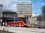 Ein Elektrotriebwagen der BR 490 der S-Bahn Hamburg verlsst am 19.03.2019 den Hauptbahnhof Hamburg.

Bei der Baureihe 490 handelt es sich um neue dreiteilige Elektrotriebwagen speziell fr das Hamburger S-Bahn-Netz, die von Bombardier in Hennigsdorf gebaut werden. Diese neuen Zge sollen die der DB-Baureihe 472 ersetzen. Neben Einheiten fr das 1200-V-Gleichstromnetz werden auch Zweisystemfahrzeuge beschafft, die zustzlich im mit 15kV Wechselspannung bei 16,7Hz elektrifizierten Fernbahnnetz verkehren knnen.
