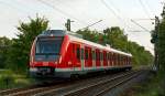 Mein erster ET 430.....

430 663 fährt als S 7  der S-Bahn Rhein-Main (Riedstadt-Goddelau  - Groß Gerau - Frankfurt (Main) Hbf) am 31.05.2014 auf der Riedbahn (KBS 665) bei Groß-Gerau in Richtung Frankfurt am Main.

Die Triebwagen der Baureihe 430 sind S-Bahn-Triebwagen, die seit 2014 die Züge der Baureihe 420 bei der S-Bahn Rhein-Main (seit 2013 Stuttgarter S-Bahn-Netz) ablösen.

Im November 2011 gab der Rhein-Main-Verkehrsverbund bekannt, dass die noch im Einsatz befindlichen Fahrzeuge der Baureihe 420 des S-Bahnnetzes zum Fahrplanwechsel 2014/15 durch Triebwagen der Baureihe 430 ersetzt werden sollen. Anfang 2014 wurden die Züge zu Test- und Schulungszwecken erstmals im Frankfurter Streckennetz eingesetzt. Am 5. Mai 2014 fand auf den Linien S1 (Wiesbaden-Rödermark-Ober Roden) und den Verstärkerkursen der S8 zwischen Frankfurt Hbf und Kelsterbach der erste Fahrgasteinsatz der Baureihe 430 im Rhein-Main-Gebiet statt. Knapp drei Wochen später wurde die S7 am 23. Mai 2014 vollständig umgestellt.

TECHNISCHE DATEN:
Hersteller:  Bombardier / Alstom,
Achsformel:  Bo´(Bo´)(2´)(Bo´)Bo´ (Jakobsdrehgestelle in Klammern)
Spurweite:  1435 mm (Normalspur)
Länge über Kupplung:  68.300 mm
Höhe:  4.273 mm
Breite:  3.020 mm
Drehzapfenabstand:  15.140 mm  je  Endwagen; 14.894 mm  je Mittelwagen
Drehgestellachsstand:  2.200 mm   je  Endwagen; 2.700 mm   je Mittelwagen
Leergewicht:  119 t
Höchstgeschwindigkeit:  140 km/h
Stundenleistung:  2.350 kW
Stundenzugkraft:  145 kN
Treib- und Laufraddurchmesser:  850 mm
Motorbauart:  Drehstrom-Asynchronmotor
Stromsystem:  15 kV; 16,7 Hz
Bremse:  Druckluftbremse KB-C-el-A-E-Mg / elektrodynamische Bremse / Federspeicherbremse
Zugsicherung:  Bombardier EBI Cab 500
Kupplungstyp:  Scharfenbergkupplung
Sitzplätze:  176 (S-Bahn Rhein-Main)
Stehplätze:  296
Fußbodenhöhe:  1.030 mm

