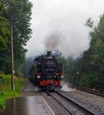 Die 99 1741-0 der Fichtelbergbahn, ex DR 099 725-4, ex DR 99 741 fhrt am 25.08.2013, leider bei starkem Regen, mit dem Personen-Zug 1007 in den Hp Kretscham-Rothensehma ein.