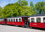 Mecklenburgische Baderbahn Molli/775079/der-schmalspurige-900-mm-vierachsige-2klasse Der schmalspurige (900 mm) vierachsige 2.Klasse Personenwagen mit offenen Plattformen, MBB 990-306 (ex DR 990-306), der Gattung KB4i, Mecklenburgische Bäderbahn Molli GmbH & Co. (Molli). am 15.05.2022 im Bahnhof Bad Doberan im Zugverband. 

Der Wagen wurde 1925 von der Gothaer Waggonfabrik für die Deutsche Reichsbahn gebaut und ist seitdem bei der Mecklenburgische Bäderbahn im Einsatz. Im Fuhrpark des Molli befinden sich insgesamt 19 Personenwagen.

TECHNISCHE DATEN: 
Spurweite: 900 mm 
Anzahl der Achsen: 4 
Länge über Puffer: 12.000 mm 
Drehzapfenabstand: 6.500 mm 
Eigengewicht: 15 t 
Sitzplätze: 36 (in der 2. Klasse)
Bremse: KE-P
