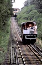 Malbergbahn in Bad Ems, eine Wasserballastbahn am 15.07.1979. 
Am 5.Juni 1887 nahm die Malbergbahn AG als erste Standseilbahn mit Wasserballast in Deutschland den regelmigen Betrieb auf. Die Steigung war mit 54,5 % die steilste Bergbahn in Deutschland zu der Zeit. 
Der Gegenwagen kommt laut pltschernd entgegen, whrend wir hochgezogen werden - Zugseil links im Gleis.
