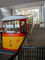 turmbergbahn-karlsruhe-durlach-2/729228/die-turmbergbahn-karlsruhe-durlach-am-16122017-der Die Turmbergbahn Karlsruhe-Durlach am 16.12.2017, der Wagen 2 hat die Talstation erreicht.