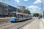 muenchen-mvg/629837/der-mvg-strassenbahntriebwagen-2106-des-typs-r 
Der MVG-Straßenbahntriebwagen 2106 des Typs R 2.2 (ein Adtranz/ AEG Gelenk-Triebwagen vom Typ GT6N) am 16.06.2018 als Linie 16 vor dem Münchener Hauptbahnhof (am Bahnhofplatz). Noch einer der wenigen im klassischen blau / weissen Münchner Lackschema.

Als Baureihe R wird die 14. Generation der Straßenbahn-Triebwagen der Straßenbahn München bezeichnet. Die R-Wagen sind Einrichtungsfahrzeuge und die ersten Niederflurstraßenbahnen der Münchner Verkehrsgesellschaft (MVG). 

TECHNISCHE DATEN;
Fahrzeugart: Dreiteiliger Niederflur-Gelenktriebwagen für den Einrichtungsbetrieb
Anzahl : 70 (TypR2.2)
Baujahre:1994–1997
Spurweite: 1.435 mm (Normalspur)
Achsfolge: (1A)+(A1)+(1A)  (12 Einzelräder)
Länge über Kupplung:  27.390 mm
Wagenkastenlänge: 26.800 mm
Breite: 2.300 mm
Höhe: 3.330 m
Radsatzabstand 	1,80 m
Raddurchmesser:  662 mm (neu) 
Eigengewicht: 30,7 t
Motorenart: Drehstrom-Asynchronmotoren
Leistung:  3x120 kW = 360 kW
Höchstgeschwindigkeit:  60 km/h
Min. Kurvenradius:14,5 m
Anzahl der Türen: 4 zweiflüglige Drehschwenktüren
Niederfluranteil: 100 %
Fußbodenhöhe:	360 mm
Sitzplätze: 	58
Stehplätze: 99
Stromsystem : 750 Volt DC (=)
