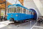 muenchen-mvg/641431/triebwagenhlfte-6-092-mvg-baureihe-a-1 
Triebwagenhlfte 6 092 (MVG-Baureihe A 1) der ersten Mnchener U-Bahn ausgestellt im Verkehrszentrum des Deutschen Museums (am 16.06.2018) in Mnchen (Theresienhhe).

Am 22.09.1967 wurde der Wagen als eines von drei Prototypfahrzeugen fr die neue U-Bahn in Mnchen ausgeliefert. Die U-Bahnwagen sind in Leichtbauweise mit Alu-Strangpreprofilen hergestellt worden. Damit konnten hohe Anfahrbeschleunigungen, kurze Bremswege und niedrige Energiekosten erreicht werden. Sechs breite Doppeltren auf jeder Seite ermglichten einen schnellen Fahrgastwechsel. Die Waggon- und Maschinenbau GmbH Donauwrth (WMD, heute Bombardier Transportation) lieferte insgesamt zwei Prototypen und die Waggonfabrik Josef Rathgeber einen an die damaligen Verkehrsbetriebe der Stadtwerke Mnchen, heute MVG, aus. Zur spteren Unterscheidung von den Serienfahrzeugen erhielten sie die Bezeichnung A1.

Die Stromversorgung erfolgte ber seitliche Stromschienen mit 750 V Gleichstrom. Die elektrische Wagenausrstung war einfach und robust und bot eine hohe Betriebssicherheit. Ihr geringes Gewicht ergnzte die Leichtbauweise ideal. Es konnten 2-, 4- und 6 Wagenzge aneinander gekuppelt werden. Ein Linienleiter zwischen den Gleisen ermglichte ein weitgehend automatisches Fahren der Zge mit Zielbremsung am Bahnsteig.

Nach erfolgreicher Erprobung der Doppeltriebwagen 6091/7091, 6092/7092 und 6093/7093 erfolgte ab 1970 die Serienauslieferung. Neben den beiden bestehenden Herstellern beteiligten sich zudem MAN sowie O&K am Bau der Fahrzeuge.

Der Wagen 6092 wurde am 28.12.1995 nach 28 Betriebsjahren und 1,31 Millionen km Laufleistung auer Betrieb genommen und am 01.08.2006 dem Deutschen Museum bergeben.

TECHNISCHE DATEN (Angaben einer Doppeleinheit):
Spurweite:  1435 mm (Normalspur)
Achsformel: B'B'+B'B'
Lnge ber Kupplung: 37.150 mm
Hhe:  3.550 mm
Breite: 2.900 mm
Drehzapfenabstand:  12.000 mm
Achsabstand im Drehgestell: 2.100 mm
Leergewicht: 51,6 t
Hchstgeschwindigkeit: 80 km/h
Stundenleistung: 4180 kW = 720 kW
Stromsystem: 750 V Gleichstrom
Sitzpltze:  98
Stehpltze:  192