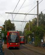 bonn-swb/363802/in-bonn-sind-neben-den-stadtbahnlinien In Bonn sind neben den Stadtbahnlinien, die auf eigenen Trassen laufen, sind noch zwei echte Straßenbahnlinien (Linie 61 und 62) verblieben. Hier die SWB- Triebwagen 9465 und 9456 als Linie 62, es sind 1994 gebaute Niederflur-Straßenbahnwagen R1.1 vom Typ Düwag NGT6, bei der Haltestelle Bonn-Beuel Bahnhof. 
Das Stadt- und Straßenbahnnetz wird mit 750 V DC (Gleichstrom) betrieben. 

Einen freundlichen Gruß an den Tf zurück.