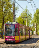   Der Triebwagen 9472 der SWB (Stadtwerke Bonn Verkehrs GmbH) erreicht am 20.04.2018 kurz die Haltestelle Beuel Bahnhof, als Linie 62 nach Oberkassel.