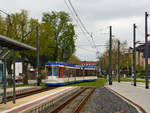 darmstadt-heag/592146/der-st-14-strassenbahn-triebwagen-14-- 
Der ST 14 (Straßenbahn-Triebwagen 14) - 0789 'Troyes' (französische Partnerstadt von Darmstadt) der Straßenbahn Darmstadt (HEAG) mit einem niederflurigen Beiwagen des Typs SB9, als Linie 6 zum Hauptbahnhof, erreicht am 28.04.2013 die Haltestelle Kranichstein Bahnhof. 

ST14 (Straßenbahn-Triebwagen 14) ist Serie von Straßenbahntriebwagen der Darmstädter Straßenbahn. Insgesamt besitzt die HEAG mobilo 18 Triebwagen dieses Typs, mit den Betriebsnummern 0775–0792. Mit der Indienststellung der ST14 wurden die Hochflur-Triebwagen der Serien ST10 und ST11 außer Dienst gestellt. Die Serie ist nach dem ST13 der zweite Niederflur-Straßenbahntyp in Darmstadt. Alle Fahrzeuge sind Einrichtungsfahrzeuge. Identische Fahrzeuge verkehren bei der Straßenbahn Gera, als NGT8G sowie bei der Straßenbahn Braunschweig als NGT8D.

Ein Triebwagen ist 28 Meter lang und besteht aus drei Fahrzeugmodulen, wobei sich unter dem ersten und dem letzten jeweils ein zweiachsiges Triebdrehgestell und unter dem zweiten zwei doppelachsige Kleinradlaufdrehgestelle befinden. Die Gesamtantriebsleistung beträgt 4×95kW, die Motoren sind wassergekühlt. Alle drei Fahrzeugmodule besitzen eine Doppelaußenschwenkschiebetür und der erste und letzte Wagen am vorderen und am hinteren Ende je eine Einzelaußenschwenkschiebetür. Im ersten und letzten Fahrzeugmodul sind die Fußböden am Ende erhöht, da dort die Fahrzeugmotoren untergebracht worden sind.


TECHNISCHE DATEN (ST14):
Hersteller: Alstom, Vossloh Kiepe, Bombardier Transportation
Baujahr: 	2007
Anzahl: 18
Spurweite:  1.000 mm (Meterspur)
Achsfolge: Bo'+2'2'+Bo' (2 Trieb- und 2 Niederflurlaufdrehgestelle)
Stromsystem: 600 Volt DC Oberleitung
Länge:  27.728 mm
Breite:  2.400 mm
Höhe: 3.485 mm
Leergewicht: 34t
Höchstgeschwindigkeit: 70 km/h
Installierte Leistung: 	4 × 95 kW
Betriebsart: Einrichtungs-Triebfahrzeug
Sitzplätze: 	74
Stehplätze: 95

TECHNISCHE DATEN (Beiwagen SB 9):
Hersteller: 	LHB / Adtranz
Baujahr: 1994
Anzahl: 30
Länge:  14.720 mm
Breite:  2.400 mm
Höhe: 3.400 mm
Leergewicht: 12.8 t
Sitzplätze: 	42
Stehplätze: 48
