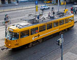 dresden-dvb/797436/hier-im-detail-vorne-links-der Hier im Detail, vorne (links) der normale Stromabnehmer und hinten der zur Fahrleitungsenteisung....
DVB 201 002-2 der Schienschleifwagen & Fahrleitungsenteisungswagen fährt auf Dienstfahrt am 08.12.2022 beim Hbf Dresden in Richtung Altstadt. 

Der Schienschleifwagen ist ein Tatra-Wagen vom Typ T4D und wurde 1975 von ČKD Tatra n.p in Prag unter der Fabriknummer 164-163 und als TW 222 504 an die DVB Dresdner Verkehrsbetriebe geliefert. 1982 erfolgte der Umbau zum Arbeitswagen als Schienschleifwagen und Umzeichnung in ATW729 062, 1984 wurde er in DVB 201 002-2 umgezeichnet. Im Dezember 2004 erhielt er einen mit zweitem Stromabnehmer zur Enteisung der Fahrleitung, man sieht hier auch deutlich den unterschied der beiden Stromabnehmer. Im Jahr 2009 wurde auf der rechten Seite ein Rolltor eingebaut.
