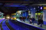 
Der U-Bahnhof Essen Hauptbahnhof mit seinem blauem Licht am 08.02.2016, hier Gleis 3 und 4. 

Der Bahnhof ist viergleisig mit zwei Mittelbahnsteigen angelegt, die im Richtungsbetrieb bedient werden. Es verkehren Straenbahnwagen auf Meterspur an niederflurigen Bahnsteigen (1 und 3) und Stadtbahnwagen auf Normalspur an hochflurigen Bahnsteigen (2 und 4). die unterschiedlichen Bahnsteig hhen kann man hier auch gut erkennen.