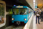 fankfurt-am-main-vgf/724284/zwei-gekoppelte-u28211triebwagen-der-vgf-hier Zwei gekoppelte U2–Triebwagen der VGF (hier Vorne der VGF 379) erreichen am 24.03.2015, als U4 nach Bornheim (Seckbacher Landstrae) ,die Station Frankfurt Hauptbahnhof.

Die U-Bahn Frankfurt ist das Stadtbahnsystem der Stadt Frankfurt am Main. Es hat eine Streckenlnge von 65 km und wird in einer Spurweite von 1.435 mm (Normalspur) unter Oberleitung mit einer Spannung von 600 V Gleichstrom  betrieben. Betreiber sind die Stadtwerke Verkehrsgesellschaft Frankfurt am Main mbH (VGF). Die U-Bahn wird tglich von fast 400.000 Fahrgsten benutzt.

Die Siemens-Duewag U2-Triebwagen (oder Baureihe U2) ist die Bezeichnung fr eine Familie von Hochflur-Stadtbahnfahrzeugen. Der Fahrzeugtyp wurde ab 1966 durch DUEWAG (Dsseldorfer Waggonfabrik) fr den Einsatz bei der U-Bahn Frankfurt am Main entwickelt und gebaut. Ein Teil der Produktion wurde jedoch im Rahmen der Zonenrandfrderung an die Kasseler Firma Wegmann vergeben.

Der Typ U2 wurde in Stahlleichtbauweise gefertigt, whrend die Fhrerstnde aus glasfaserverstrktem Kunststoff bestehen, um sie nach Unfllen leicht auswechseln zu knnen. Die Fahrzeuge verfgen ber drei zweiachsige Drehgestelle, von denen die beiden ueren angetrieben sind. Der Wagenkasten ist zweiteilig ausgefhrt, mit einem Gelenk in der Fahrzeugmitte. Alle U2-Wagen wurden als Zweirichtungsfahrzeuge gebaut und verfgen beidseitig ber Scharfenberg-Kupplungen. Es sind Zugverbnde von bis zu sechs Fahrzeugen mglich.

Die Fahrzeuge sind mit einem Gleichstrom-Schaltwerk ausgestattet, das vollautomatisch von einer SIMATIC-Steuerung gestellt wird. 

Der Typ U2 wurde zwischen 1968 und 1984 in sieben Serien mit insgesamt 104 Exemplaren nach Frankfurt geliefert, wo sie die Nummern 303 bis 399 und 400 bis 406 erhielten. nderungen der Bahnsteighhen erforderten spter mehrere Umbauten im Trbereich. Der ursprngliche U2-Typ war mit einer festen Stufe auf etwa 68 cm Hhe fr Bahnsteighhen von 32 und 56 cm ausgelegt. Ab 1999 wurden die Bahnsteige der A-Strecke (U1-U3) auf 80 cm hhergesetzt, um einen barrierefreien Zustieg in die U4-Triebwagen zu erlauben. Die B-Strecke (U4 und U5) und die C-Strecke (U6 und U7) hatten von vorneherein 87 cm hohe Bahnsteige. Deshalb wurden die U2-Triebwagen in zwei Varianten U2h und U2e umgebaut:
U2h:
Beim Typ U2h wurden die Trittstufen auf 87 cm Hhe hochgesetzt. Bei einer Fubodenhhe von 97 cm verblieb eine kleine Stufe im Trbereich. Somit konnten diese Wagen whrend der Umbauzeit an der A-Strecke sowohl an 56 cm als auch an 80 cm hohen Bahnsteigen halten.
U2e:
Nachdem auf den A-Strecken die niedrigeren U4-Fahrzeuge eingesetzt wurden, konnten die frei werdenden U2-Fahrzeuge fr die Linien U4 und U7 umgebaut werden. Dazu wurden die Trittstufen ganz beseitigt, sodass ein nahezu ebenerdiger Zugang vom Bahnsteig zum Zug mglich war. 

TECHNISCHE DATEN:
Hersteller:  DUEWAG (teilweise Wegmann, Kassel)
Spurweite: 1.435 mm (Normalspur)
Achsformel:  B' 2' B'
Lnge ber Kupplung:  24.284 mm
Lnge Wagenkasten:  23.000 mm
Hhe:  3.280 mm
Breite:  2.650 mm
Drehzapfenabstand:  7.670 mm
Achsabstand im Drehgestell: 1.800 mm
Leergewicht:  30.700 kg
Installierte Leistung:  2150 kW = 300 kW
Treib- und Laufraddurchmesser:  720 mm (neu)
Stromsystem:  600 V Gleichstrom,  ber Oberleitung
Anzahl der Fahrmotoren:  2
Kupplungstyp:  Scharfenberg
Sitzpltze:  64
Stehpltze:  162
Fubodenhhe:  97 cm

Im April 2016 wurden die letzten Triebwagen in Frankfurt ausgemustert. Die U2h-Wagen 303, 304 und 305, die ersten drei Fahrzeuge des Typs „U2“, wurden in den historischen Fuhrpark der VGF aufgenommen und bleiben fr Sonderfahrten erhalten. Sie wurden optisch in ihren rot-weien Auslieferungszustand zurckversetzt. Die brigen U2-Wagen wurden zwischen 2013 und 2017 verschrottet.
