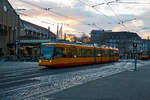 Der Niederflur-Stadtbahnwagen der Verkehrsbetriebe Karlsruhe VBK 303, ein DUEWAG GT8-70D/N verlässt am 16.12.2017 als Straßenbahn-Linie 2 nach Wolfartsweier die Station Hauptbahnhof