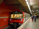 nuernberg-vag/488780/wer-hier-in-die-u-bahn-steigt 
Wer hier in die U-Bahn steigt, der wird von einem Computer gefahren.....
Die U-Bahn Nürnberg ist seit 15. März 2008 die erste mit dem dauerhaften Betrieb einer fahrerlosen (GoA4) U-Bahn-Linie in Deutschland. 
Hier der VAG DT3 U-Bahn-Triebwagen Nr. 745 / 746 als Linie U 2 nach Röthenbach a.d.Pegnitz beim Halt in der Station Nürnberg Hauptbahnhof. 

Das wohl auffälligste Merkmal des DT3 ist die fehlende Fahrerkabine am Wagenende, hier hat der Fahrgast den Ausblick auf die Strecke. Um Überführungs-, Profilprüf-, Störungs- oder Schutzfahrten durchführen zu können, befinden sich an den Wagenenden Notfahrpulte, die für den Fahrgast nicht zugänglich sind.

TECHNISCHE DATEN:
Hersteller:  Siemens (SGP Wien)
Baujahre:  2004–2007
Anzahl: 32 Doppeltriebwagen
Spurweite:  1435 mm (Normalspur)
Achsformel:  Bo'Bo'+Bo'Bo'
Länge über Kupplung:  38.360 mm
Höhe:  3.576 mm
Breite:  2.900 mm
Drehzapfenabstand:  12.000 mm / 6.920 mm / 12.000 mm
Drehgestellachsstand:  2.100 mm
Leergewicht:  62 t 
Höchstgeschwindigkeit:  80 km/h
Stundenleistung:  8×140 kW = 1.120 kW
Minimaler Kurvenradius: 100 m
Maximale Steigung: 5 %
Beschleunigung:  1,3 m/s²
Mittlere Bremsverzögerung (Betriebsbremse / Notbremse): 1,1 m/s² / 1,3 m/s²
Treibraddurchmesser:  850 mm (neu) / 770 mm (abgenutzt)
Motorentyp:  Drehstrom-Asynchron
Stromsystem:  750 V DC
Stromübertragung:  seitliche, von unten bestrichene Stromschiene
Sitzplätze:  82 
Stehplätze:  238 
