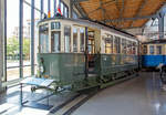 
Arbeitswagen A80, ex Straenbahn-Triebwagen 801 der Nrnberg-Frther Straenbahn (nach Einstellung des Frther Netzes 1981 heute Straenbahn Nrnberg) ausgestellt im Verkehrszentrum des Deutschen Museums (am 16.06.2018) in Mnchen (Theresienhhe).

Der Zwei-Richtungs-Wagen wurde 1926 von MAN und Siemens gebaut und  gehrt zu einer Serie von 100 Fahrzeugen, die zwischen 1925 und 1929 in Nrnberg in Betrieb genommen wurden. Diese Baureihe (700/800) bildete lange Zeit das Rckgrat der Nrnberg-Frther Straenbahn und war die grte einheitliche Triebwagenbaureihe, die je in Nrnberg in Betrieb genommen wurde.

Das Fahrzeug ist noch in Holzbauweise gefertigt worden. Das bedeutet, dass die tragenden Teile des Wagenkastens aus Eichenholz bestehen. Die anderen Bauteile baute man hingegen bereits sehr fortschrittlich. So wurde die Triebwagen-Serie erstmals mit einem Tonnendach ausgestattet. In den 1930er Jahren ist der Wagen mit einer so genannten Nutzbremse ausgestattet worden. Mit ihrer Hilfe konnte der Energieverbrauch gesenkt werden, da die beim Bremsen frei gewordene Energie wieder ins Stromnetz eingespeist wurde. Diese Technik gehrt heute zum internationalen Standard. Nach seiner Auslieferung kam der Wagen auf den Hauptlinien 1 und 21 zum Einsatz. Je nach Fahrgastandrang konnte er mit bis zu zwei Anhngern bestckt werden. Am 15. Dezember 1963 wurde der Triebwagen 801 als Arbeitswagen umfunktioniert. Diesem Umstand hat er auch die Nummerierung A80 zu verdanken. Am 31. Juli 1975 war auch der Einsatz im Gleisbau beendet und das Fahrzeug wurde ausgemustert.

Technische Daten
Spurweite: 1.435 mm
Achsformel: B
Lnge: 10.040 mm
Leistung: 2 x 40 kW / 2 x 50 kW (nach Umbau)
Leergewicht: 12.000 kg
Sitzpltze: 	18 (lngs)
Stehpltze:  39
Die unterschiedliche Baureihenbezeichnung resultiert aus den eingesetzten Motoren: Die Wagen 751–780 besaen Gleitlagermotoren, in den Wagen 801–870 fanden rollengelagerte Motoren Verwendung.
