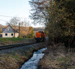 ksw-kreisbahn-siegen-wittgenstein-ehem-siegener-kreisbahn/909666/nun-faehrt-die-ksw-44-92 Nun fährt die KSW 44 (92 80 1271 004-4 D-KSW), eine MaK G 1000 BB der KSW (Kreisbahn Siegen-Wittgenstein) am 26 Februar 2026 in Neunkirchen-Salchendorf mit weiteren 4 beladenen Coilwagen hinauf zum Pfannenberg (ehemals Grube Pfannenberger Einigkeit), wo sich heute die Produktionshallen der EMW Stahl Service GmbH, ein Geschäftsbereich der SCHÄFER WERKE Gruppe befinden.