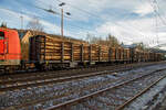 Direkt hinter der 151 099-9 drei vierachsiger Holztransportwagen (Drehgestell-Flachwagen mit Rungen und Stirnwnden) der Gattung Rnoos-uz, der Rail Cargo Austria (zur BB), beladen mit