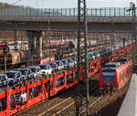 kbs-440-ruhr-sieg-strecke/767548/blick-auf-den-rangierbahnhof-rbf-kreuztal Blick auf den Rangierbahnhof (Rbf) Kreuztal am 23.02.2022, während vorne der zweiteilige DB Babyquietschie 426 508-8 / 426 008-9 „Besseringen“ (94 80 0426 508-8 D-DB und 94 80 0426 008-9 D-DB) der DB Regio, als RE 16 'Ruhr-Sieg-Express' (Essen – Hagen – Siegen), weiter in Richtung Siegen fährt. Der Güterbahnverkehr in Richtung Hagen staute sich etwas in Kreuztal, da die Ruhr-Sieg-Strecke entlang der Lenne (durchs Sauerland) an diesem Tag nur eingleisig befahrbar war. So steht hier links die 185 053-6 mit einem sehr langen Autotransportzug und dahinter steht noch die 185 248-2.