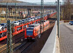 Die BR 426 in Form der 2-teiliger Stadler FLIRT (BR 426.1) sind normal auf der Ruhr-Sieg-Strecke, nun am 23.02.2022 aber habe ich auch Babyquietschie bzw. Erdbeerkörbchen der BR 426.0 als RE 16  Ruhr-Sieg-Express  (Essen – Hagen – Siegen) sehen können.

Der zweiteilige DB Babyquietschie 426 508-8 / 426 008-9 „Besseringen“ (94 80 0426 508-8 D-DB und 94 80 0426 008-9 D-DB) der DB Regio fährt am 23.02.2022, als RE 16  Ruhr-Sieg-Express  (Essen – Hagen – Siegen), von Kreuztal weiter in Richtung Siegen.

Der zweiteilige ET wurde 2001 von Deutsche Waggonbau AG im Werk Halle-Ammendorf unter den Fabriknummern 6/508/2 und 6/008/1 gebaut.

Hier in Kreuztal staute sich etwas der Güterbahnverkehr, da die Ruhr-Sieg-Strecke entlang der Lenne (durchs Sauerland) an diesem Tag nur eingleisig befahrbar war. So steht hier links die 185 053-6 mit einem sehr langen Autotransportzug und dahinter steht noch die 185 248-2.
