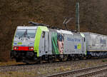 kbs-445-dillstrecke/757291/die-bls-cargo-507-re-486 Die BLS Cargo 507, Re 486 507-7 (91 85 4486 507-7 CH-BLSC) fährt am 26.03.202, mit einem KLV-Zug, bei Dillbrecht über Dillstrecke (KBS 445) in nördlicher Richtung.

Die TRAXX F140 MS wurde 2008 von Bombardier in Kassel unter der Fabriknummer 34426 gebaut und an die BLS Cargo geliefert. Die Loks sind nur für die Schweiz, Deutschland, Italien und Österreich zugelassen.

Der Erfolg im Güterverkehr veranlasste die BLS zehn weitere TRAXX zu bestellen im Gegensatz zur ersten Serie TRAXX F140 AC1 mit der Bezeichnung Re 485 001 bis 485 020, die nur unter Wechselstrom fahren können, können die TRAXX F140 MS Re 486 501 bis 486 510 auch unter 3.000 Volt Gleichstrom eingesetzt werden. Bombardier hatte seit der ersten Lieferung Verbesserungen vorgenommen. Dabei wurde der Lokomotivkasten optimiert und die Traktionsausrüstung mit moderneren Komponenten versehen. Eine Nachbeschaffung wäre noch möglich gewesen, hätte aber dazu geführt, dass die Lokomotiven nicht auf dem neuesten Stand waren und nicht unter der Gleichstromfahrleitung eingesetzt werden konnten. Die eingebauten Zugbeeinflussungssysteme erlauben den Einsatz in Deutschland, Österreich, der Schweiz und Italien (DACHI). Anfänglich waren die Lokomotiven in der Schweiz nur für den Einsatz auf Strecken mit konventioneller Zugbeinflussung und nicht auf ETCS Level 2-Strecken zugelassen. Die Re 486 können unter sich und mit den Re 485 und Lokomotiven der Baureihe 185/186 in Vielfachsteuerung eingesetzt werden.

TECHNISCHE DATEN:
Spurweite:  1.435 mm (Normalspur)
Achsformel:  Bo’Bo’
Länge über Puffer:  18.900 mm
Höhe:  4.385 mm
Breite:  2.978 mm
Drehzapfenabstand:  10.400 mm
Achsabstand im Drehgestell: 2.600 mm
Dienstmasse:  85 t
Höchstgeschwindigkeit:  140 km/h
Dauerleistung:  5.600 kW
Dauerzugkraft:  300 kN
Treibraddurchmesser:  1.250 mm
Stromsysteme:  15 kV 16,7 Hz, 2