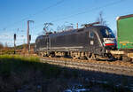 Die MRCE Dispolok ES 64 U2-034 / LZB 182 537-8 (91 80 6182 534-8 D-DISPO) fährt am 11.01.2022 mit einem KLV-Zug durch Rudersdorf (Kr.