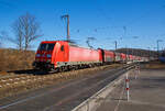 Die 185 345-6 (91 80 6185 345-6 D-DB) der DB Cargo Deutschland AG fährt am 09.03.2022, mit einem sehr langen Coilzug, durch Rudersdorf (Kr.