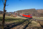 kbs-445-dillstrecke/769270/die-db-cargo-187-190-91 Die DB Cargo 187 190 (91 80 6187 190-4 D-DB) fährt am 10.03.2022 mit einem sehr langen gemischten Güterzug bei Rudersdorf (Kr. Siegen) über die Dillstrecke (KBS 445) in Richtung Dillenburg. Der Zug wurde, von der an die DB Cargo AG vermietete Railpool 151 130-2 (91 80 6151 130-2 D-Rpool), nachgeschoben. In Deutschland beträgt die maximale Zuglänge 740 Meter, auf ausgewählten Strecken 835 Meter.

Die Bombardier TRAXX F140 AC3 wurde 2019 von der Bombardier Transportation GmbH in Kassel unter der Fabriknummer  KAS 35589 gebaut.  Die TRAXX F140 AC3 Varianten der DB Cargo (BR 187.1) haben keine Last-Mile-Einrichtung. Die Höchstgeschwindigkeit beträgt 140km/h. Die Lokomotiven können in gemischter Mehrfachtraktion mit BR185 und BR186 eingesetzt werden.
