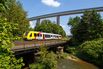 kbs-460-siegstrecke/500274/etwas-verspaetet-faehrt-am-05062016-der Etwas verspätet fährt am 05.06.2016 der VT 507 (95 80 1648 107-8 D-HEB / 95 80 1648 607-7 D-HEB) der HLB (Hessische Landesbahn GmbH), ein Alstom Coradia LINT 41 der neuen Generation, als RB 93 'Rothaarbahn' (Bad Berleburg - Kreuztal -Siegen - Betzdorf),  von Eiserfeld/Sieg weiter in Richtung Betzdorf/Sieg, hier überquert gerade die Sieg. 

Im Hintergrund wieder die 105 m hohe Siegtalbrücke der A45 (Sauerlandlinie). 