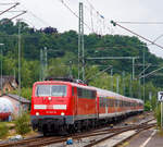
Siegtal Pur am 02. Juli 2017 - Autofreies Siegtal - Von der Siegquelle bei Netphen bis Siegburg ist die, über 125 km lange Strecke, wieder komplett autofrei. Neben den planmäßigen Zügen im Taktverkehr gab es zusätzliche Sonderzüge der DB (als RE 9) und der HLB (als RB 90). 

Hier fährt gerade die 111 037-8  (91 80 6111 037-8 D-DB) der DB Regio NRW mit n-Wagen (ex Silberlinge), als zusätzlicher RE 9  - Rhein-Sieg-Express (Köln-Betzdorf - Siegen), in den Bahnhof Betzdorf/Sieg ein. 

Da die Wetterlage nicht die beste war, so blieb der ganz große Andrang aus.