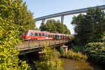 
Zwei gekuppelte Bombardier Talent 2 der DB Regio NRW  fahren am 03.09.2017, als RE 9 - Rhein Sieg Express (RSX) Siegen - Köln - Aachen durch Siegen-Eiserfeld und überqueren gerade die Sieg.

Im Hintergrund wieder die 105 m hohe Siegtalbrücke der A45 (Sauerlandlinie).  