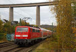 
Die 111 113-7 (91 80 6111 113-7 D-DB) der DB Regio NRW schiebt am 21.10.2017 den RE 9 (rsx - Rhein-Sieg-Express) Siegen - Köln - Aachen durch Siegen-Eiserfeld in Richtung Köln. 

Im Hintergrund die 105 m hohe Siegtalbrücke der A 45 (Sauerlandlinie).

Die Lok wurde 1978 bei Krauss-Maffei in München unter der Fabriknummer 19845 gebaut, der elektrische Teil ist von Siemens. 
