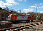 kbs-460-siegstrecke/730896/eigentlich-ist-karfreitag-aber-es-faehrt Eigentlich ist Karfreitag, aber es fährt trotzdem viel und außergewöhnliches auf der Siegstrecke...
Die 247 903 (92 80 1247 903-8 D-RTS) der RTS Rail Transport Service GmbH, Graz (eine 100%ige Tochter der Swietelsky Baugesellschaft m.b.H) fährt am 02.04.2021, als Tfzf (Triebfahrzeugfahrt) bzw. Lz (Lokzug), durch Betzdorf (Sieg) in Richtung Siegen.

Die Siemens Vectron DE wurde 2015 von Siemens Mobility GmbH in München-Allach 	unter der Fabriknummer 21949 als Vorführlok gebaut, eingestellt vom Siemens Prüfcenter Wegberg-Wildenrath als (92 80 1247 903-8 D-PCW). Für Testfahrten war sie 2015 bei der LWB - LAPPWALDBAHN GmbH und BE - Bentheimer Eisenbahn AG. Ab 2016 wurde sie von Siemens Mobility als 92 80 1247 903-8 D-SIEAG eingestellt und für Testfahrten u.a. bei der  LOCON AG. Ab 2017 war sie für die DB Cargo Deutschland AG unterwegs, bis sie 2019 an die RTS - Rail Transport Service GmbH verkauft wurde. Zugelassen ist die Dieselelektrische Lok in Deutschland und Österreich, mit einer Höchstgeschwindigkeit von 160 km/h.

Das Fahrzeugkonzept der Diesellok basiert auf der bewährten Siemens Eurorunner Lokomotive. Die Vectron DE wie hier mit dem Cargo-Packet hat eine Leistung von 2.400 kW. Die DE ist mit 19.980 mm Länge über Puffer einen Meter länger als die E-Lok-Varianten der Vectron.

Herzstück der Vectron DE ist ein Dieselmotor der neuesten Generation der MTU-Erfolgsbaureihe 4000. Es ist ein V-16-Zylinder- Dieselmotor mit zweistufiger Turboaufladung vom Typ MTU 16V 4000 R84. Ein verbessertes Common-Rail-Einspritzsystem mit einem maximalen Einspritzdruck von 2.200 bar sorgt zudem für geringe Rohemissionen von Partikeln und ermöglicht so einen kompakten Partikelfilter. Der Motor unterschreitet die seit dem Jahr 2012 geltenden europäischen Emissionsvorschriften der Stufe EU IIIB für Bahnantriebe deutlich.

TECHNISCHE DATEN:
Spurweite: 1.435 mm
Achsfolge:  Bo´Bo´
Länge über Puffer: 19.980 mm
Drehzapfenabstand: 10.800 mm
Achsabstand im Drehgestell: 2.700 mm
Treibraddurchmesser : 1.100 mm (neu) / 1.020 mm (abgenutzt)
Eigengewicht: ca. 83 t
Max. Achslast : 22 t
Dieselmotorleistung: 2.400 kW (Leistung am Rad 2.000 kW)
Anfahrzugkraft: 300 kN
Elektrische Bremskraft: 150 kN
Höchstgeschwindigkeit : 160 km/h
