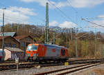 kbs-460-siegstrecke/730897/eigentlich-ist-karfreitag-aber-es-faehrt Eigentlich ist Karfreitag, aber es fährt trotzdem viel und außergewöhnliches auf der Siegstrecke...
Die 247 903 (92 80 1247 903-8 D-RTS) der RTS Rail Transport Service GmbH, Graz (eine 100%ige Tochter der Swietelsky Baugesellschaft m.b.H) fährt am 02.04.2021, als Tfzf (Triebfahrzeugfahrt) bzw. Lz (Lokzug), durch Betzdorf (Sieg) in Richtung Siegen.

Die Siemens Vectron DE wurde 2015 von Siemens Mobility GmbH in München-Allach 	unter der Fabriknummer 21949 als Vorführlok gebaut, eingestellt vom Siemens Prüfcenter Wegberg-Wildenrath als (92 80 1247 903-8 D-PCW). Für Testfahrten war sie 2015 bei der LWB - LAPPWALDBAHN GmbH und BE - Bentheimer Eisenbahn AG. Ab 2016 wurde sie von Siemens Mobility als 92 80 1247 903-8 D-SIEAG eingestellt und für Testfahrten u.a. bei der  LOCON AG. Ab 2017 war sie für die DB Cargo Deutschland AG unterwegs, bis sie 2019 an die RTS - Rail Transport Service GmbH verkauft wurde. Zugelassen ist die Dieselelektrische Lok in Deutschland und Österreich, mit einer Höchstgeschwindigkeit von 160 km/h.

Das Fahrzeugkonzept der Diesellok basiert auf der bewährten Siemens Eurorunner Lokomotive. Die Vectron DE wie hier mit dem Cargo-Packet hat eine Leistung von 2.400 kW. Die DE ist mit 19.980 mm Länge über Puffer einen Meter länger als die E-Lok-Varianten der Vectron.

Herzstück der Vectron DE ist ein Dieselmotor der neuesten Generation der MTU-Erfolgsbaureihe 4000. Es ist ein V-16-Zylinder- Dieselmotor mit zweistufiger Turboaufladung vom Typ MTU 16V 4000 R84. Ein verbessertes Common-Rail-Einspritzsystem mit einem maximalen Einspritzdruck von 2.200 bar sorgt zudem für geringe Rohemissionen von Partikeln und ermöglicht so einen kompakten Partikelfilter. Der Motor unterschreitet die seit dem Jahr 2012 geltenden europäischen Emissionsvorschriften der Stufe EU IIIB für Bahnantriebe deutlich.

TECHNISCHE DATEN:
Spurweite: 1.435 mm
Achsfolge:  Bo´Bo´
Länge über Puffer: 19.980 mm
Drehzapfenabstand: 10.800 mm
Achsabstand im Drehgestell: 2.700 mm
Treibraddurchmesser : 1.100 mm (neu) / 1.020 mm (abgenutzt)
Eigengewicht: ca. 83 t
Max. Achslast : 22 t
Dieselmotorleistung: 2.400 kW (Leistung am Rad 2.000 kW)
Anfahrzugkraft: 300 kN
Elektrische Bremskraft: 150 kN
Höchstgeschwindigkeit : 160 km/h
